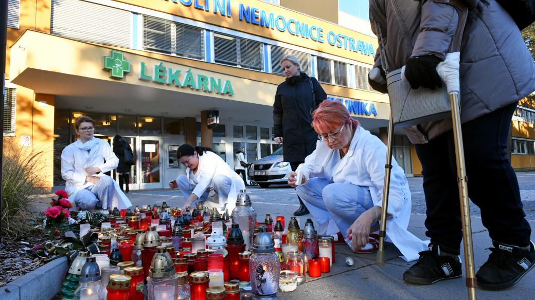 Svíčky před Fakultní nemocnicí v Ostravě, kde došlo loni v prosinci ke střelbě