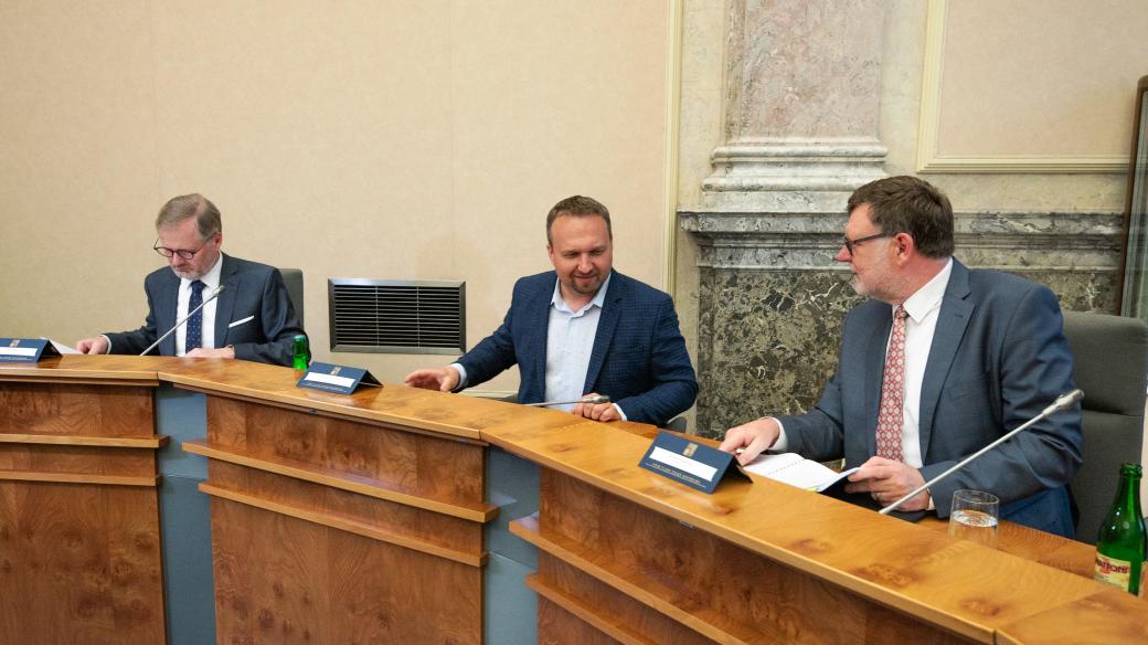 Premiér Petr Fiala (ODS), ministr práce a sociálních věcí Marian Jurečka (KDU-ČSL)a ministr financí Zbyněk Stanjura (ODS)