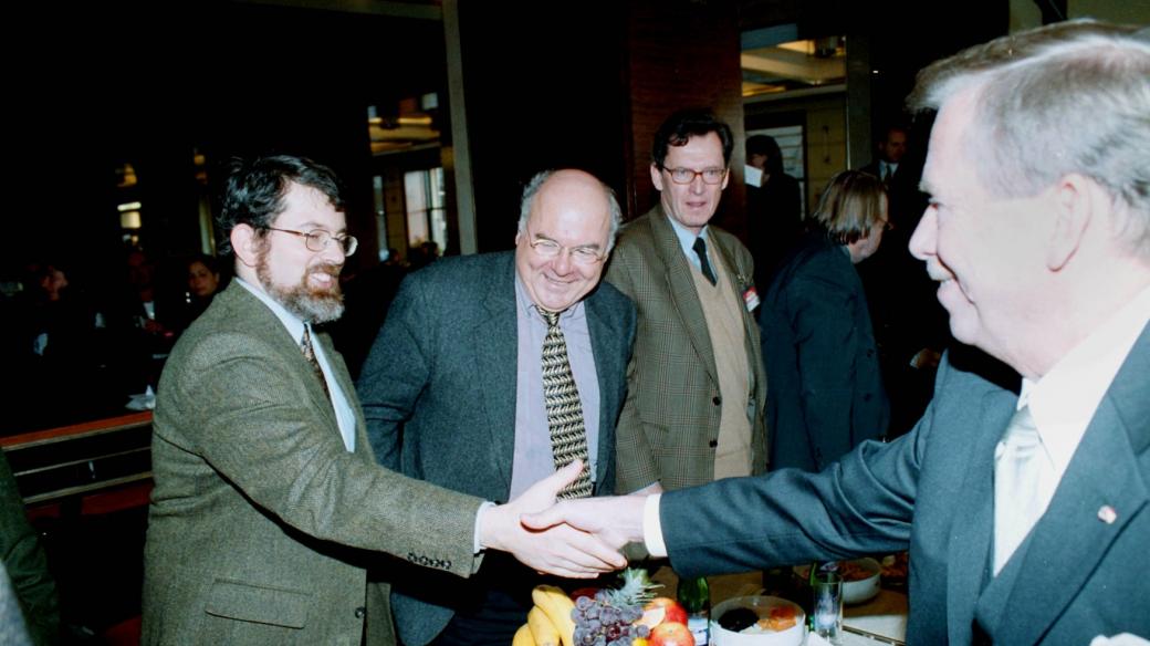 Prezident Václav Havel se zdraví v pražské kavárně Slavia s redaktorem Svobodné Evropy Jolyonem Naegelem (17. listopad 1999)