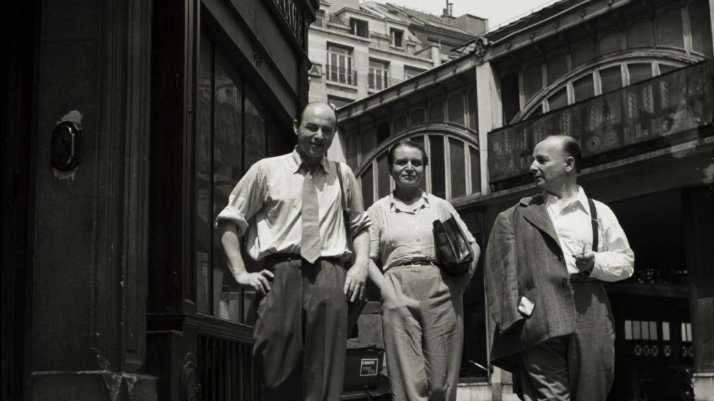 Toyen se spisovatelem Jindřichem Heislerem (vlevo) a architektem Frederickem Kieslerem v Paříži v roce 1947