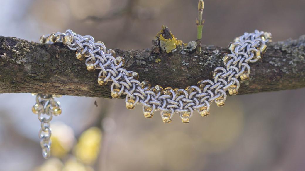 Andrea Vachová z Nových Hradů vytváří kovové šperky