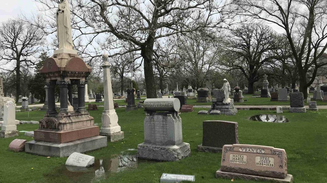 Českých náhrobků je na hřbitově přes sto tisíc