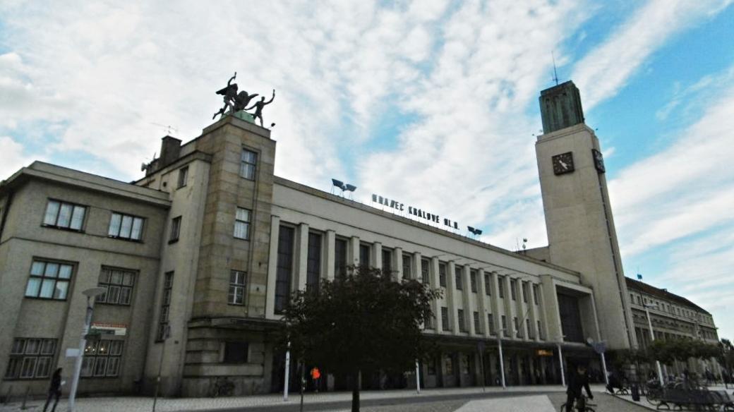 Budova hlavního vlakového nádraží v Hradci Králové