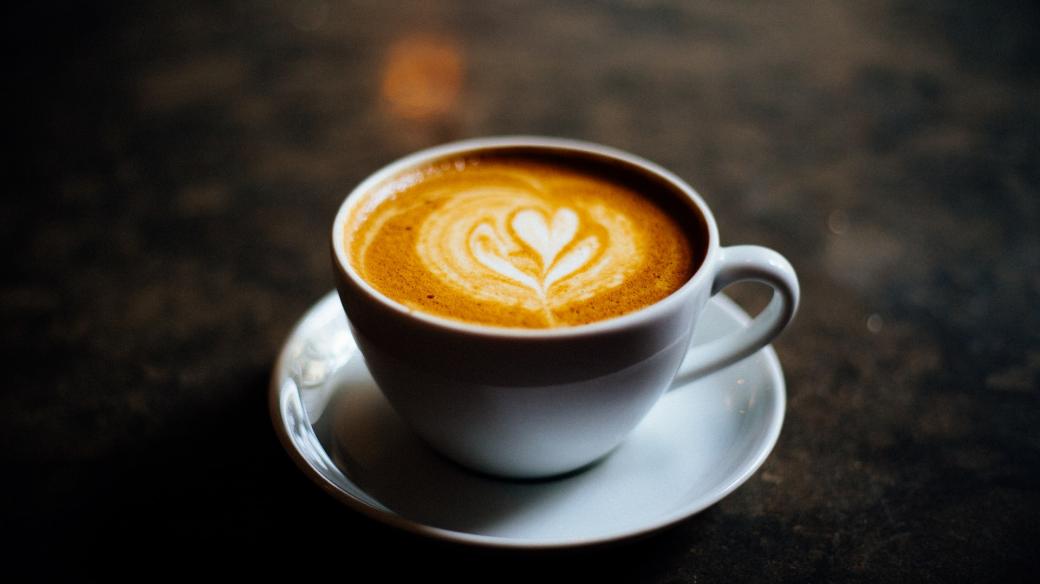 Káva bez kofeinu je vhodná pro lidi citlivé na účinky kofeinu
