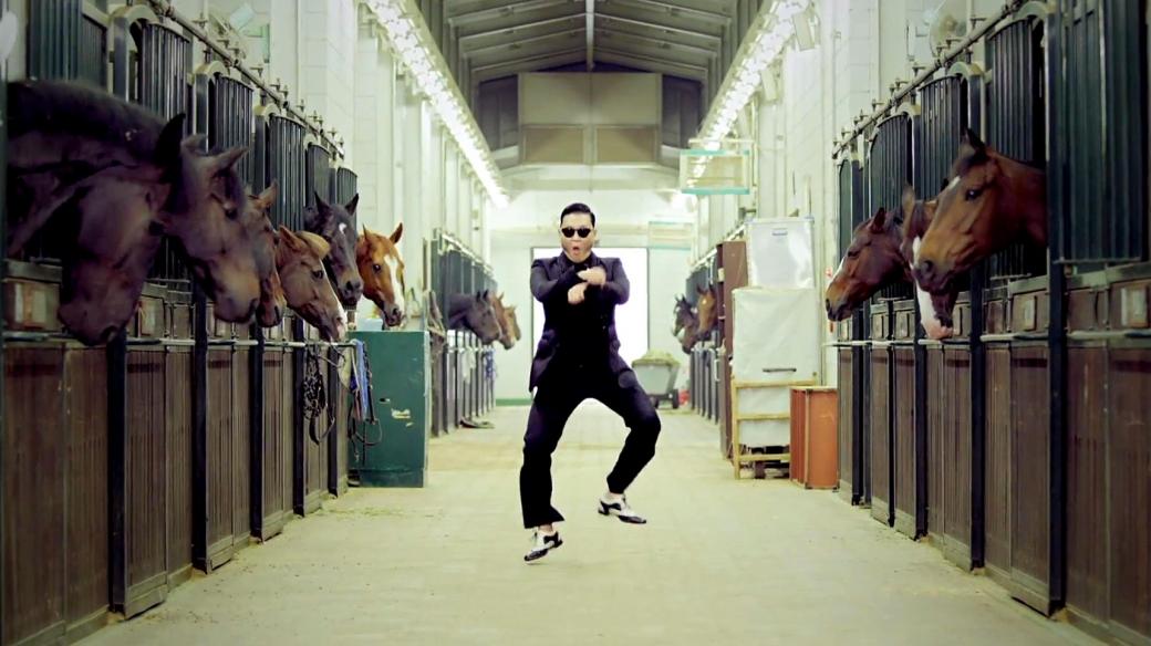Rapper PSY ve videoklipu k hitu Gangnam Style