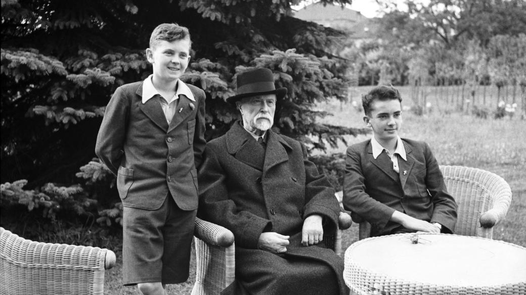 Prezident Tomáš Garrigue Masaryk se svými vnoučaty Herbertem (vlevo) a Leonardem Revilliodovými (synové dcery Olgy) v Lánech v zahradě v roce 1937