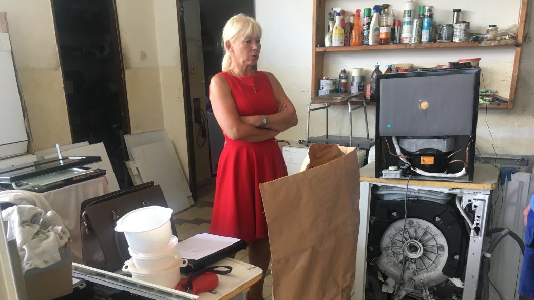 Komisařka Renata Miková vrací část důkazních materiálů synům zavražděných manželů. Na stanici pro ně má ještě dalších několik pytlů plných věcí