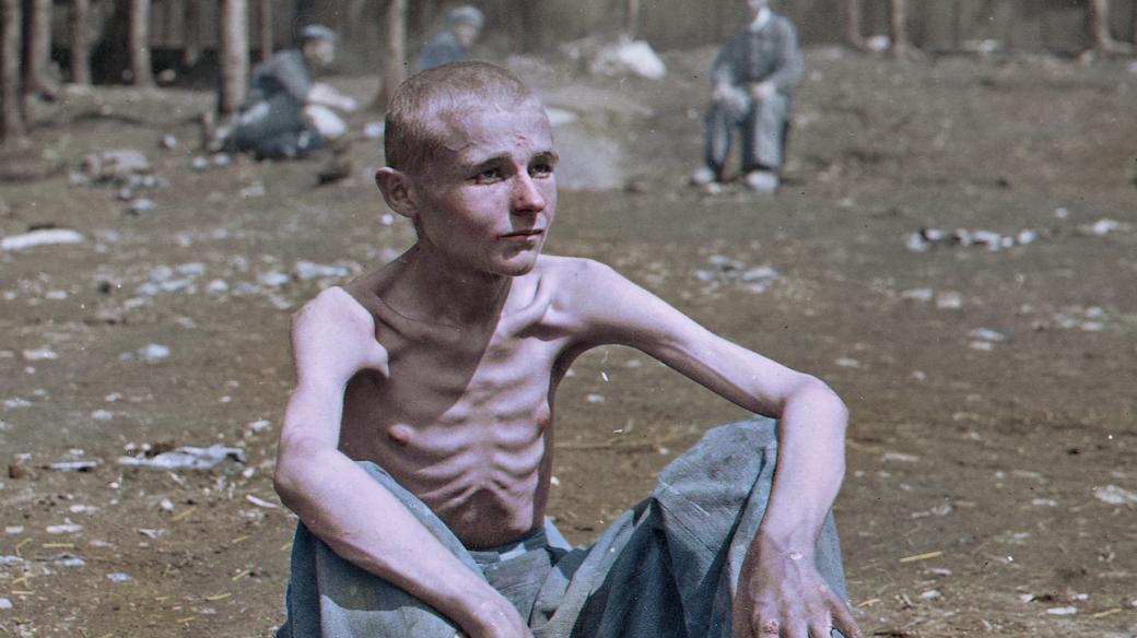 Přeživší z koncentračního tábora Ebensee v Rakousku  (8. květen 1945)