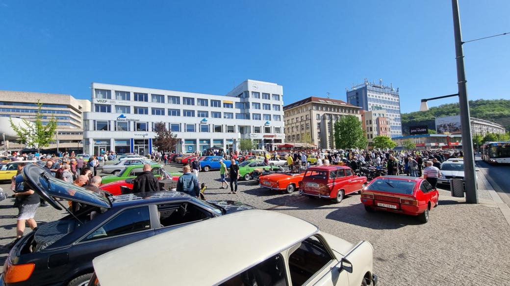 Na 150 historických aut a motocyklů prvního května zahájilo v Ústí nad Labem letošní sezónu veteránů