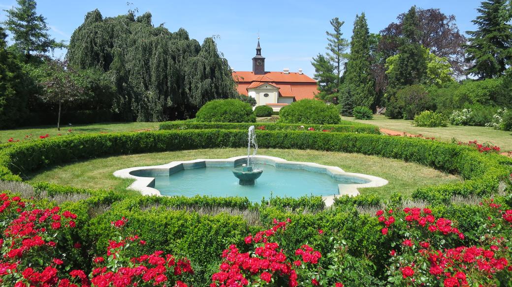 Vodotrysk v parku nedaleko zámku