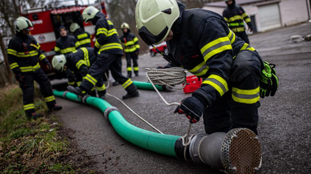 V těchto dnech cvičí nově přijatí hasiči v Královéhradeckém kraji základní hasební práce