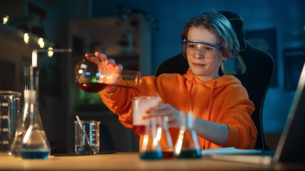 Mladý chemik při laboratorním pokusu