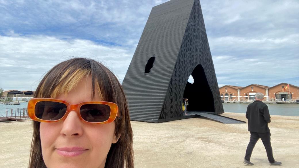 Karolína Vránková v Benátkách na bienále. V pozadí pavilon od architekta Davida Adjaye