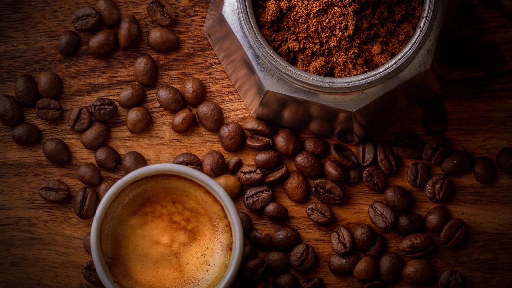 Při tepelném zpracování kávy vzniká nebezpečný furan. Protože je ale těkavý, stačí kávu zamíchat