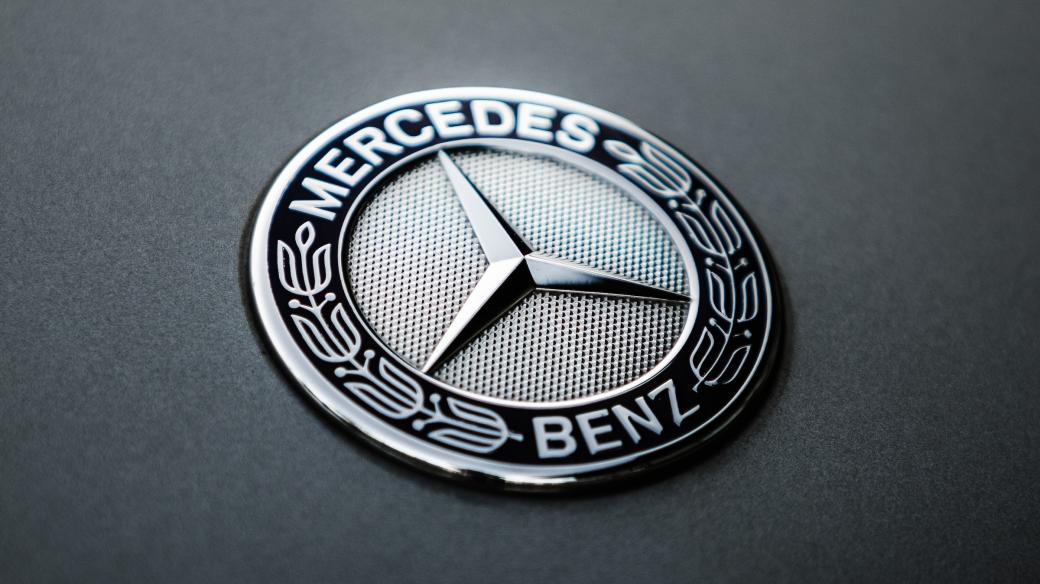 Mercedes-Benz: logo na kapotě vozu
