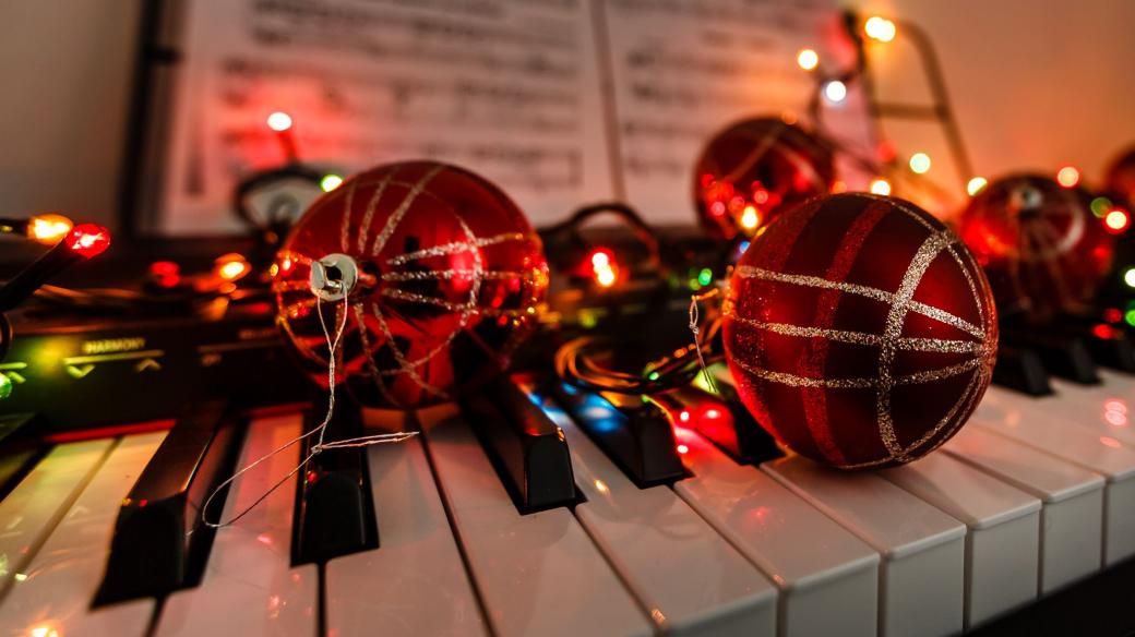 Vánoční ozdoby na pianu
