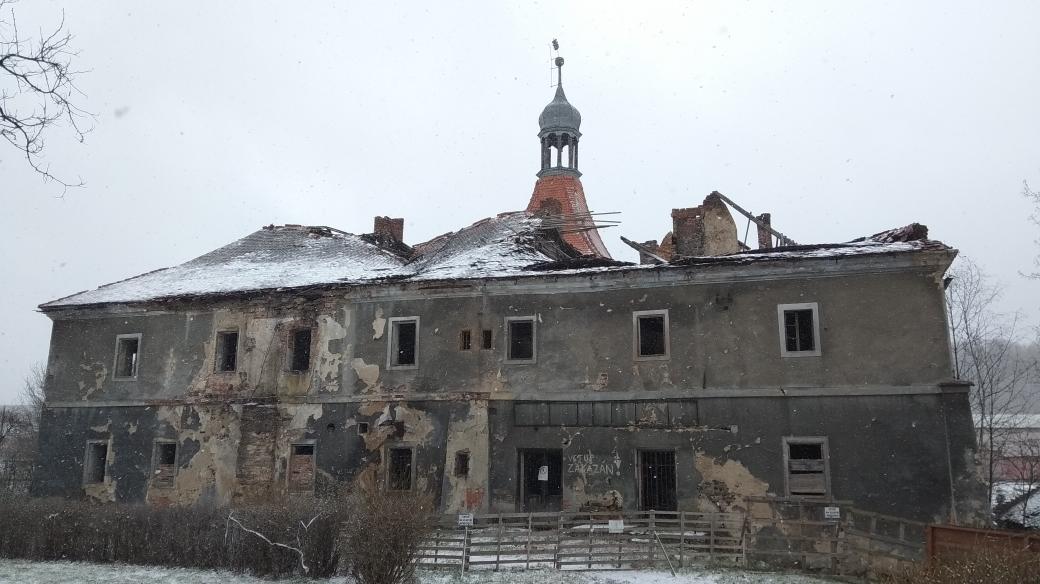 Opravy se dočká i zámek v Mirošovicích