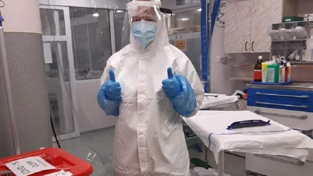 Středoškolačka Karolína Miklíková na své praxi ve zlínské nemocnici