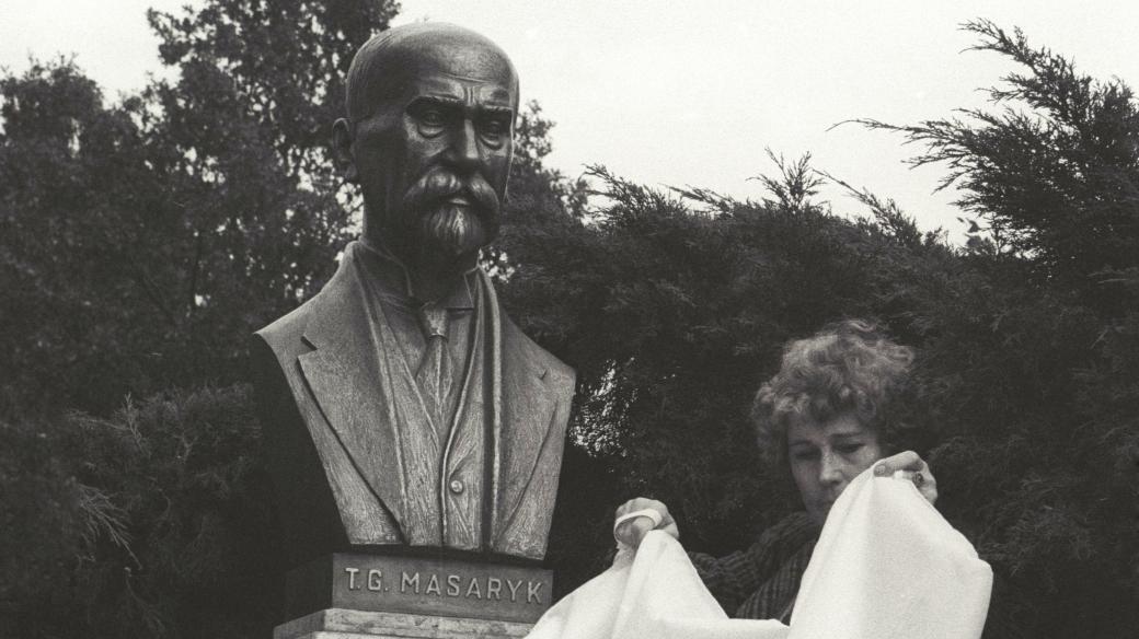 První pomník Tomáše Garrique Masaryka byl v odhalen ve městě Chabařovice 28. června 1936. Jeho autorem byl Václav Mach, žák Josefa Václava Myslbeka
