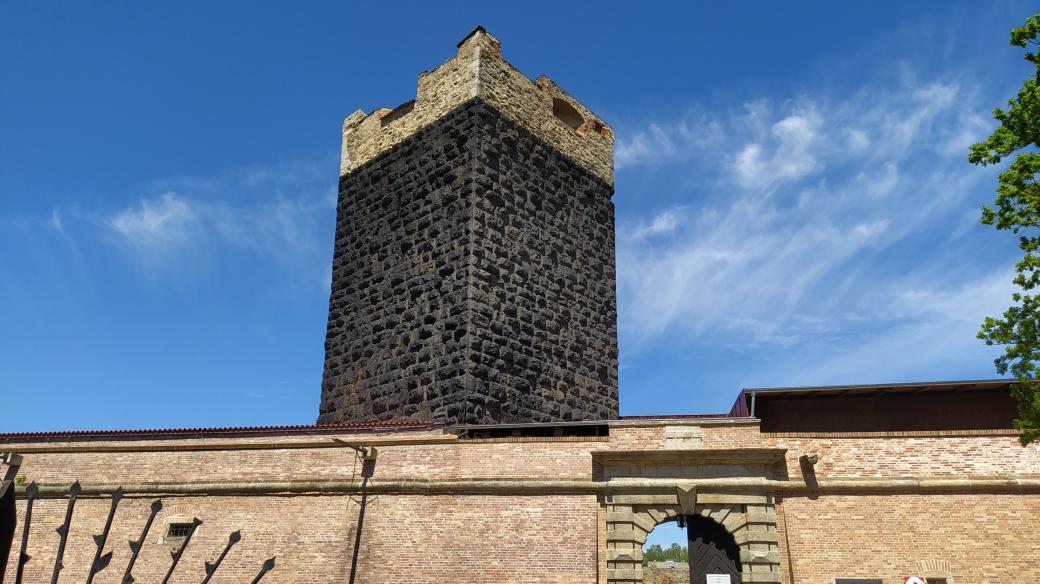 Černá věž na zřejmě nejstarším kamenném hradu u nás