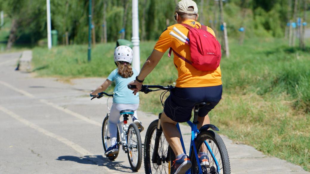 Cyklisté, dítě na kole