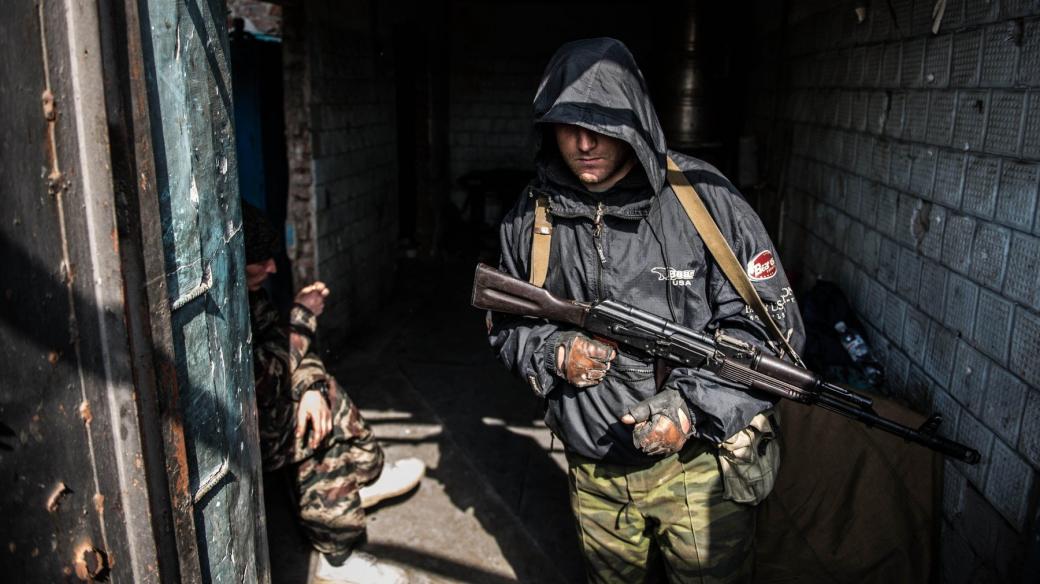 Ozbrojený separatista v ruinách doněckého letiště (Ukrajina, 2015)