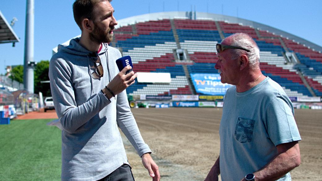 Martin Minha a provozní manažer Sigmy Jan Chladil si prohlíží Andrův stadion