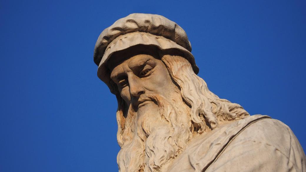 Socha Leonarda da Vinci na Piazza della Scala v Miláně