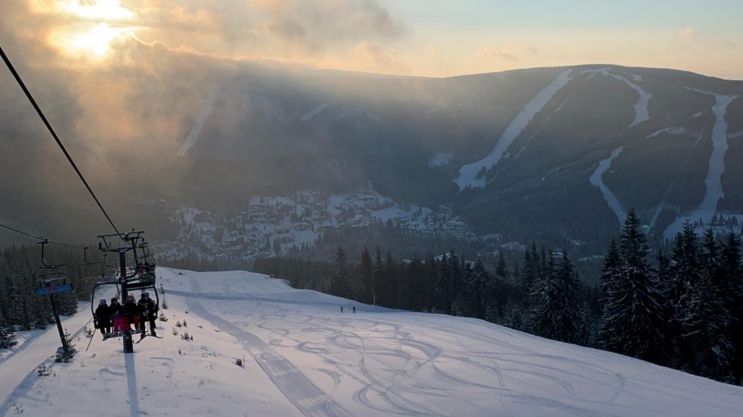 Skiareál ve Špindlu nabízí i na konci února stále skvělou lyžovačku