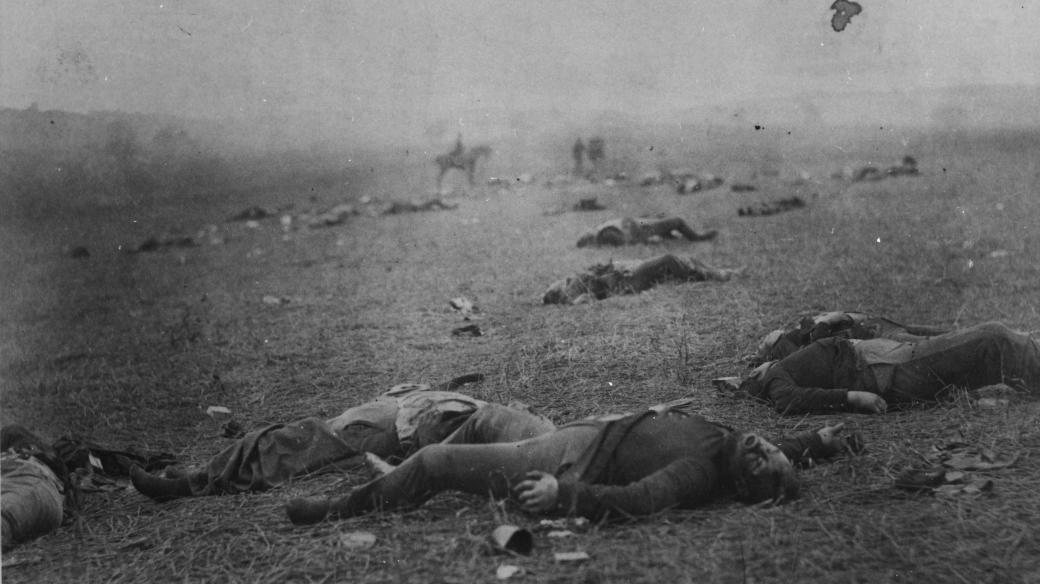 Vojáci padlí v bitvě u Gettysburgu na fotografii z července 1863 (válka severu proti jihu)