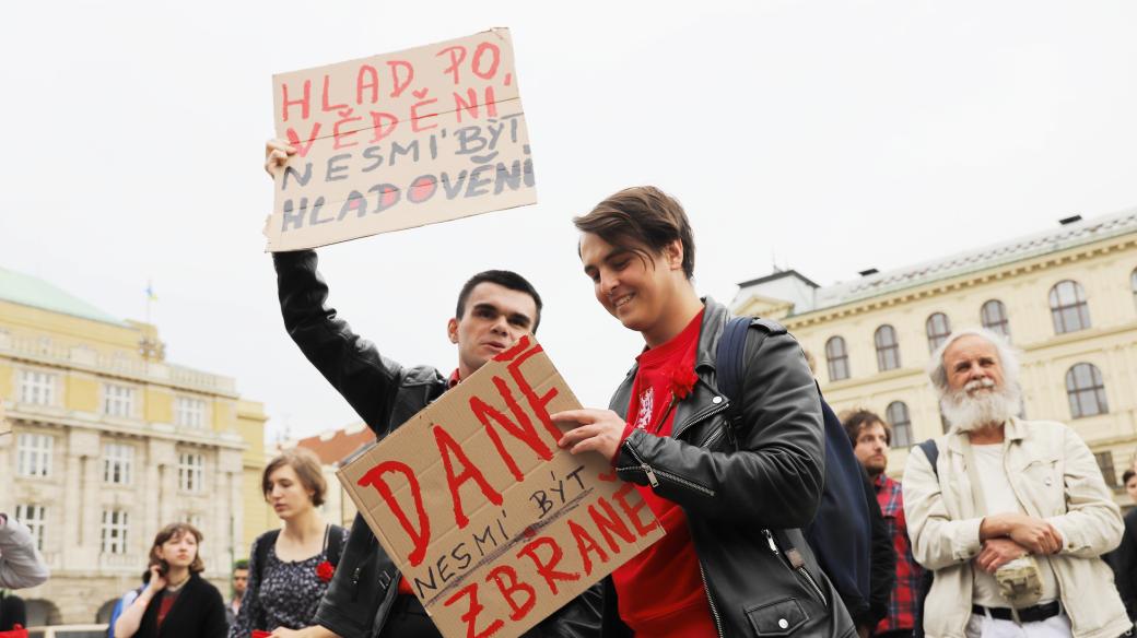 Z demonstrace uspořádané studentskou iniciativou Budoucnost neškrtneš, která proběhla 18. května 2023 před pražským Rudolfinem