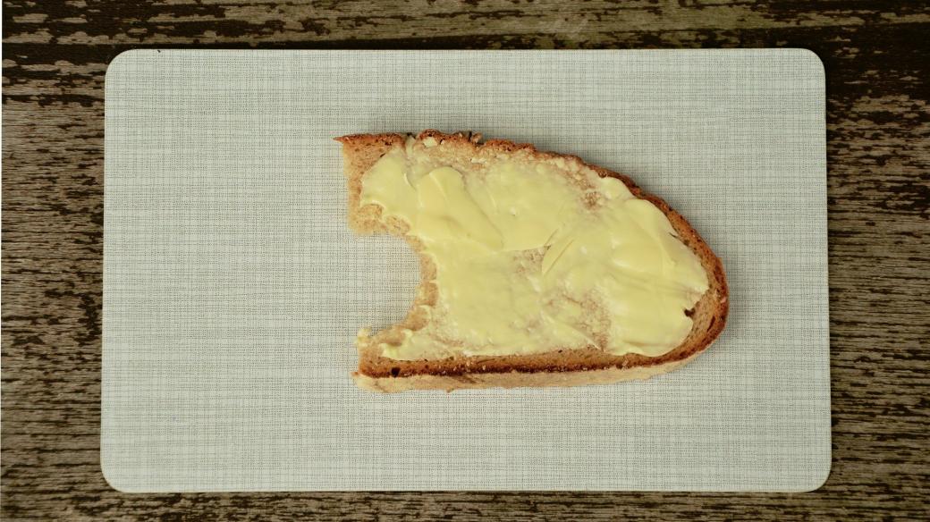 Roztíratelné tuky jsou levnou alternativou másla. Mnohé z nich i jako máslo chutnají