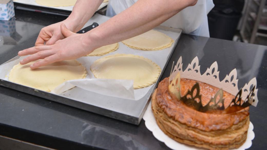 Příprava galette du roi, kulatého „králova“ koláče z máslového listového těsta