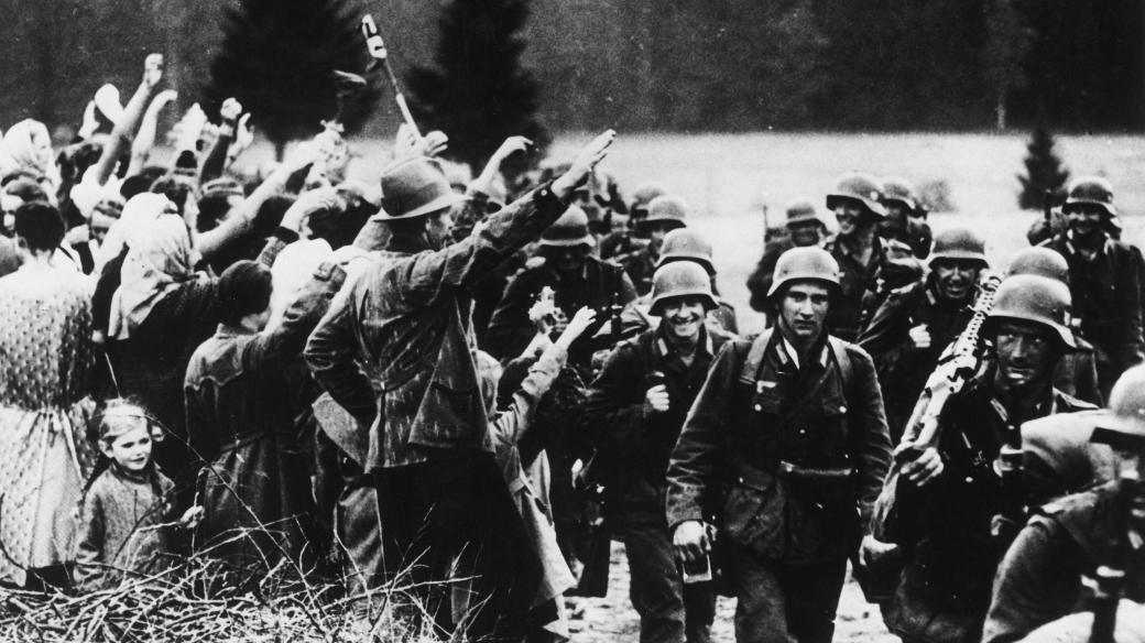 Obsazování Sudet po Mnichovské dohodě 1938. Sudetští Němci zdraví vojáky nacistickým pozdravem