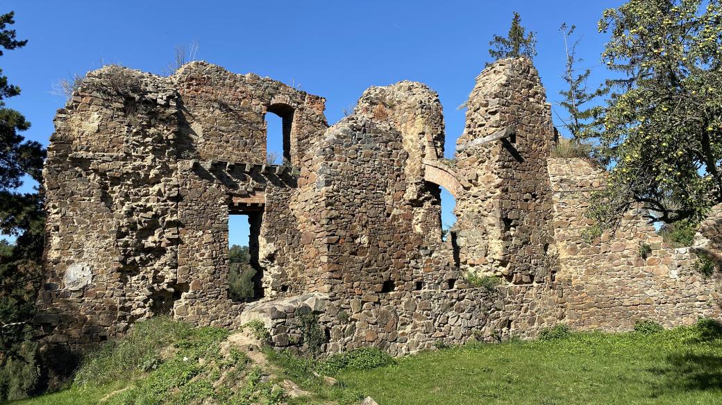 Zbytky hradu Žumberk, který postavili ve 13. století