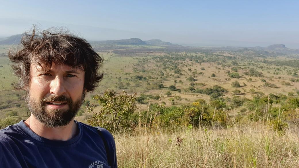 Jaroslav Haimy Hyjánek v přírodní rezervaci Pian Upe na původním místě lokalit odchytu divokých zvířat a odchytového tábora Josefa Vágnera, Uganda, 2020,