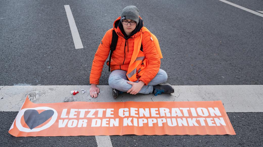 Klimatičtí aktivisté se lepí na silnici v Berlíně