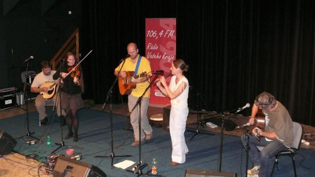 Kapela Shivers při vystoupení ve studiovém sále Českého rozhlasu České Budějovice v říjnu 2011