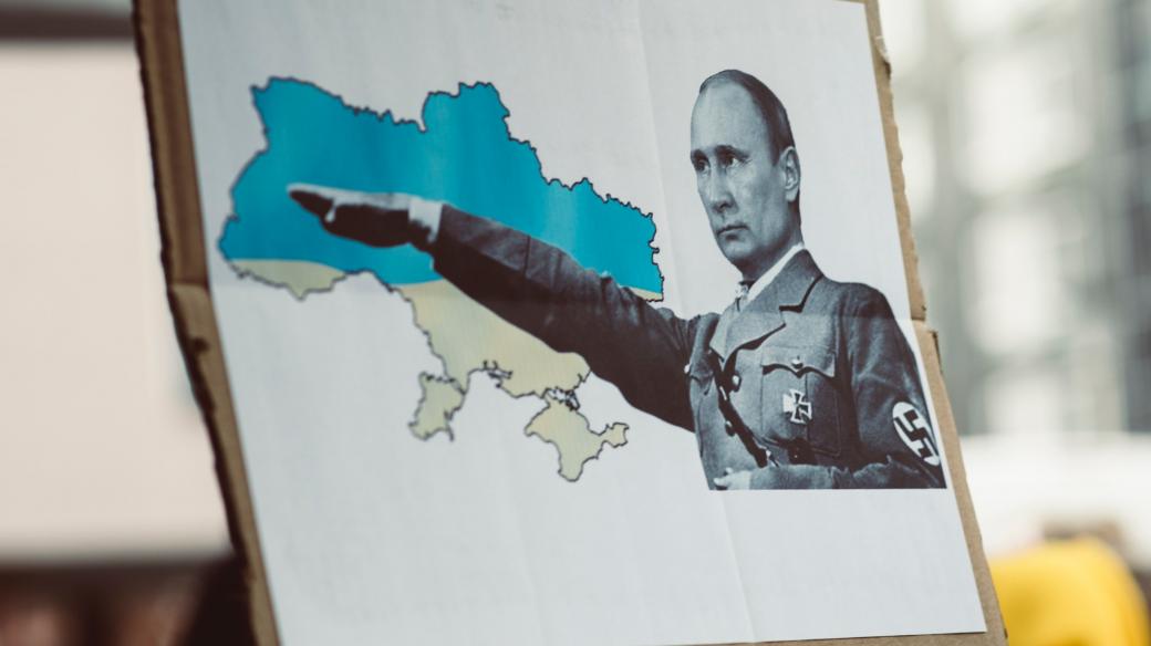 Karikatura Vladimira Putina na demonstraci proti invazi Ruska na Ukrajinu v německém Norimberku