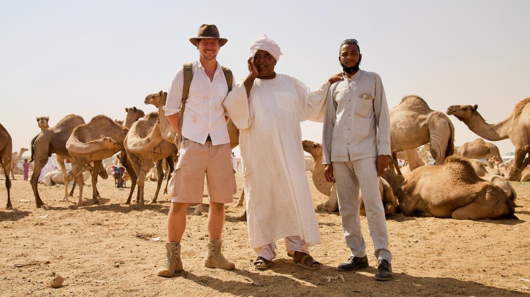 Tomáš Vaňourek s prodejci velbloudů, Súdán, velbloudí trh v Omdurmanu