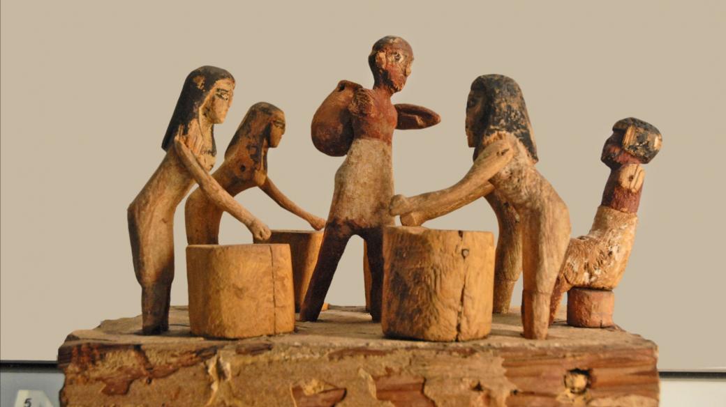 Vaření piva ve starověkém Egyptě. Dřevěná polychromovaná plastika z období střední říše, 12. dynastie, asi mezi lety 1994–1797 př. Kr.