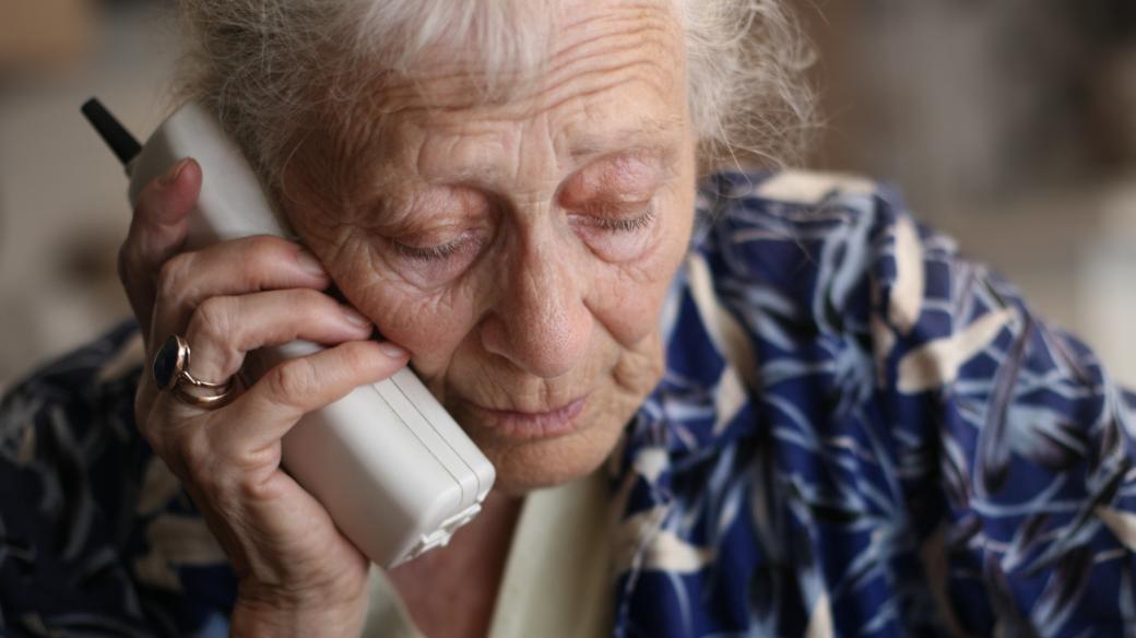 Seniorka s telefonem (ilustrační foto)