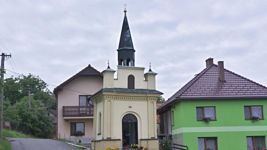 Kaplička Panny Marie Hostýnské byla postavená roku 1867 a výrazně přestavěná v roce 1930