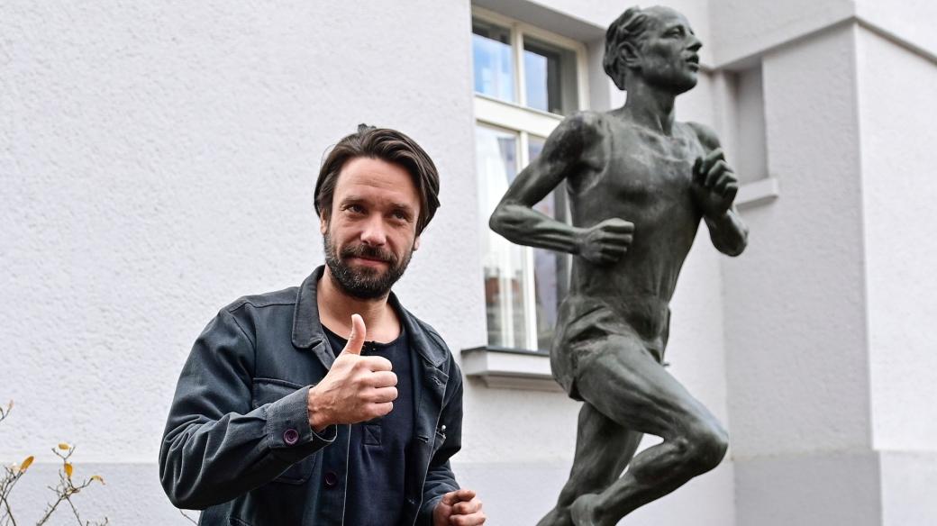 Herec Václav Neužil při odhalení sochy běžce Emila Zátopka (4. listopadu 2021, Praha)