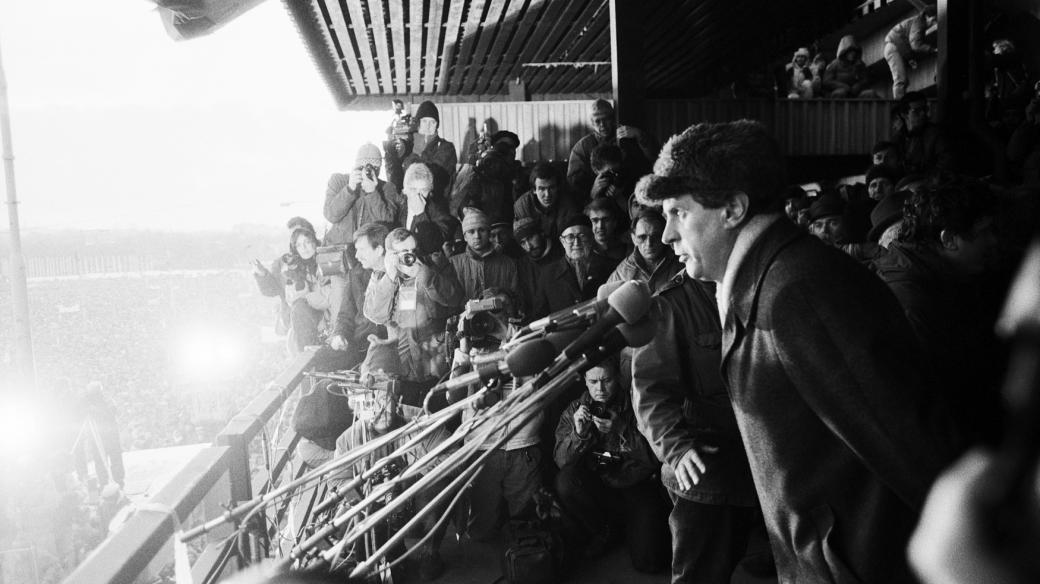 Miloš Zeman na tribuně na Letné, 25. listopadu 1989