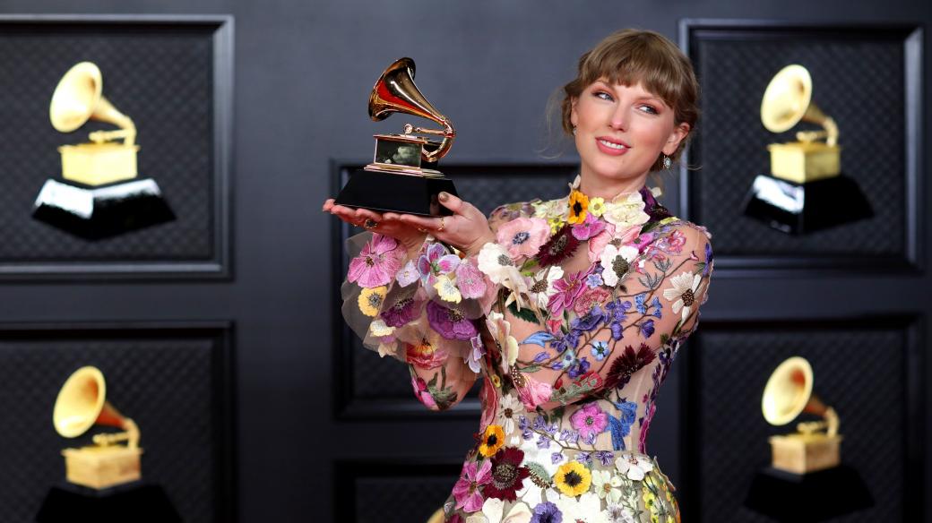 Taylor Swiftová na udílení cen Grammy 2021