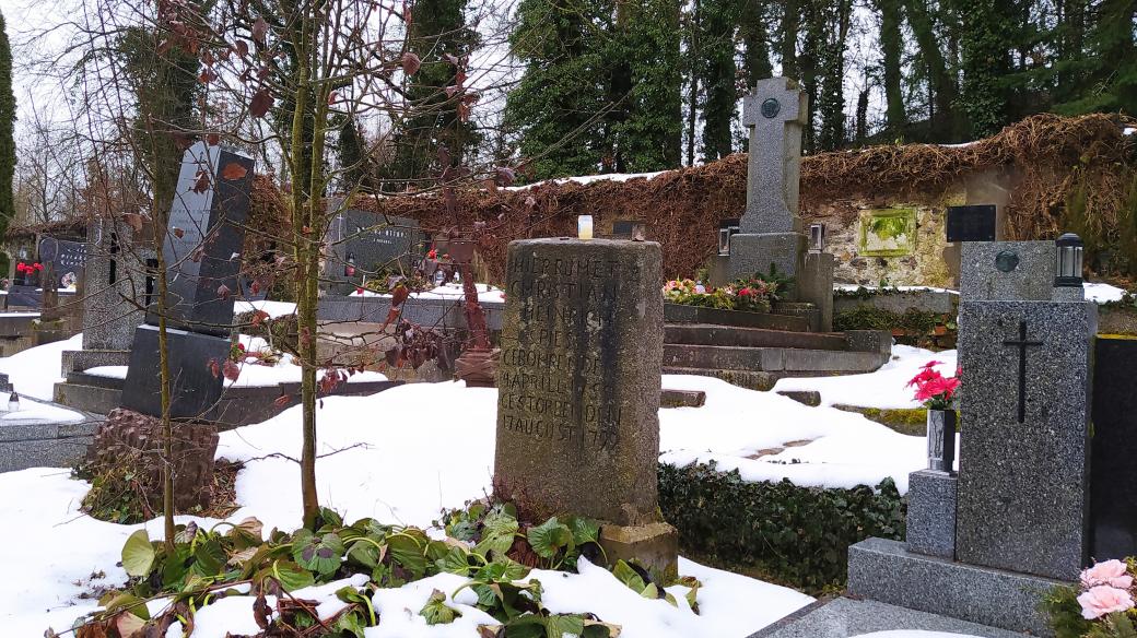 Náhrobek Ch. H. Spiesse se nachází jen několik kroků od náhrobku Terezie Küniglové