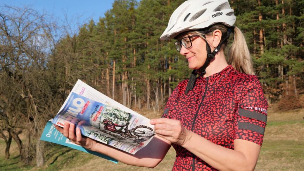 Vítězslava Chrpová v cyklistickém a s časopisem Cykloturistika