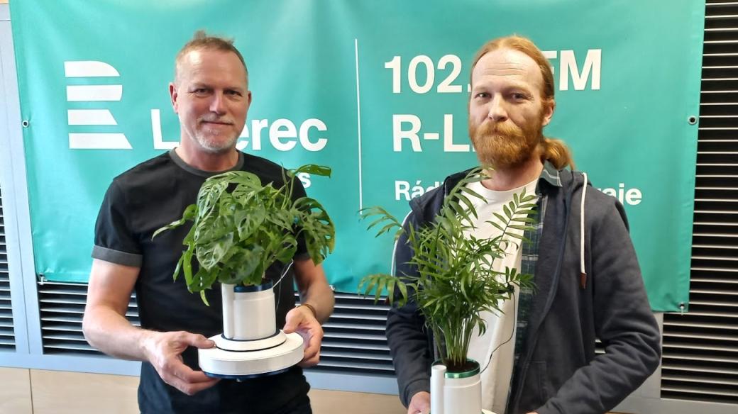 Moderátor Setkání u mikrofonu Pavel Coufal a jeho host, jablonecký vědec Michal Seidl, který zkoumá propojení rostlin s moderními technologiemi
