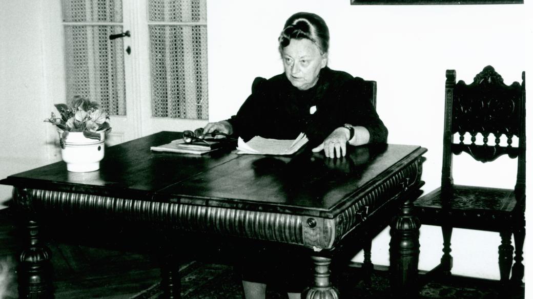 Marie Ulčová v přednáškovém sále Národopisného muzea Plzeňska při semináři pořádaném roku 1990 ku příležitosti 75. výročí založení muzea